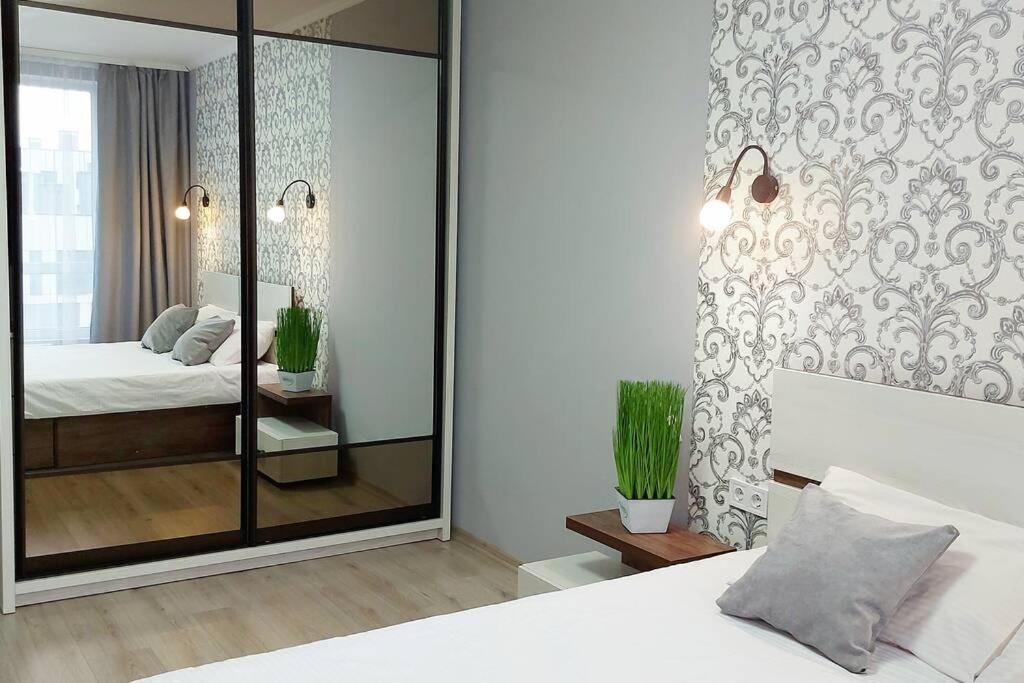 Apartamento Новобудова Місто Трав, Р-Н Вікторії Гарденс Leópolis Exterior foto