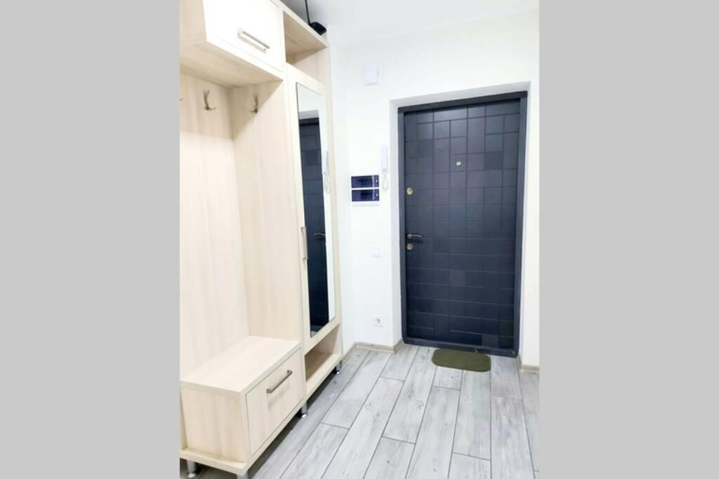 Apartamento Новобудова Місто Трав, Р-Н Вікторії Гарденс Leópolis Exterior foto