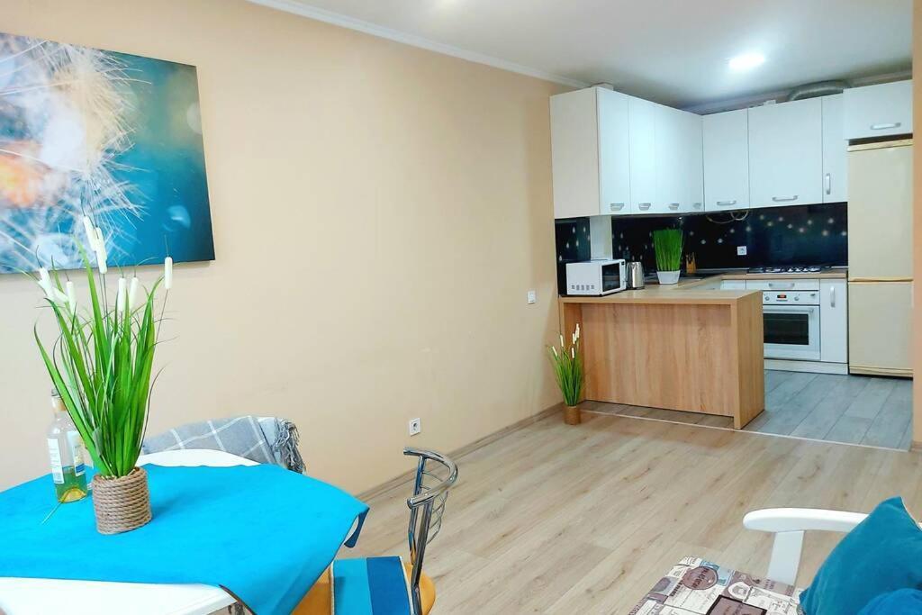 Apartamento Новобудова Місто Трав, Р-Н Вікторії Гарденс Leópolis Exterior foto